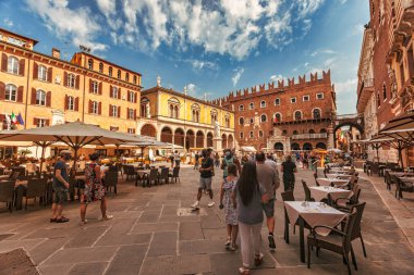 Cagliari, İtalya 19 Ağustos 2025: Cagliari, Sardinya 'nın panoramik manzarası, mimari cazibesini, hareketli limanını ve dramatik bulutlu manzarasını sergiliyor.