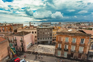 Cagliari, İtalya 19 Ağustos 2025: Cagliari, Sardinya 'nın panoramik manzarası, mimari cazibesini, hareketli limanını ve dramatik bulutlu manzarasını sergiliyor.