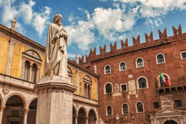 Verona, İtalya 20 Ağustos 2025: Piazza dei signori 'de Dante Alighieri' nin beyaz mermer heykeli, arka planda Palazzo della ragione, Verona, İtalya