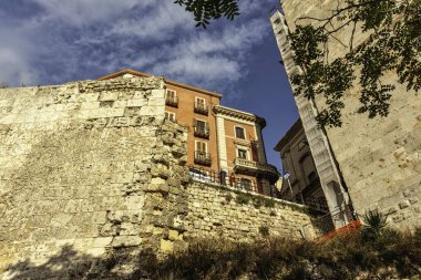 Cagliari, İtalya 19 Ağustos 2025: Cagliari, İtalya 'daki Pisyan surlarının alçak açılı görüntüsü, mavi gökyüzü altındaki modern binaların sınırı.