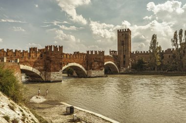 Verona, İtalya 20 Ağustos 2025: Castelvecchio Köprüsü Verona, İtalya 'da Adige Nehri' ni geçiyor.