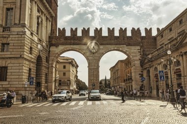 Verona, İtalya 20 Ağustos 2025: Corso porta nuova Verona, İtalya 'da Porta nuova' nın kemerlerinin altında.