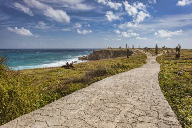 Isla Mujeres, Meksika 20 Ağustos 2025: Meksika, Meksika 'da güneşli bir günde güzel Punta sur heykel bahçesine çıkan taş patika.