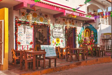 Isla Mujeres, Meksika 20 Ağustos 2025: Çiçekler ve geleneksel sanatla süslenmiş renkli Meksika restoranı, Isla Mujeres 'in canlı kültürünü gözler önüne seriyor.