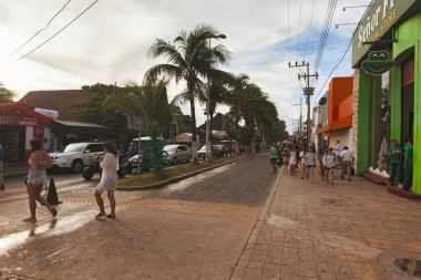 Isla mujeres, Meksika 20 Ağustos 2025: Palmiye ağaçları, dükkanlar ve restoranlarla dolu olan Isla Mujeres, Meksika 'da bir sokakta yürüyen turistler