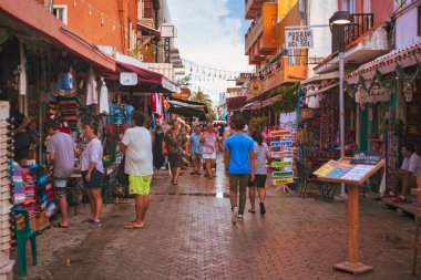 Isla Mujeres, Meksika 20 Ağustos 2025: Isla Mujeres, Meksika 'daki Hidalgo Caddesi boyunca gezen turistler
