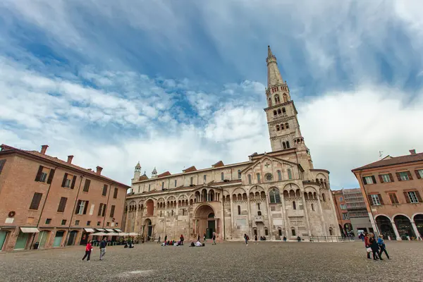 Modena, İtalya 20 Ağustos 2025: Modena, İtalya 'daki Unesco Dünya Mirasları Bölgesi olan Piazza Grande' deki görkemli modena katedralini ziyaret eden turistler