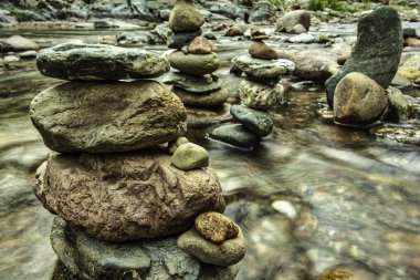 Pürüzsüz nehir taşları yığınlar halinde dengelenmiş. Sstiddiosa nehrinin akan sularında zen benzeri bir atmosfer yaratmışlar. Sardunya, İtalya.