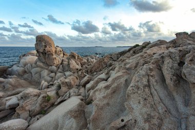 Erotik granit kayalar, doğanın oyduğu Punta molentis plajının kötü adam, sardunya ve İtalya 'daki manzarasını karakterize eder.