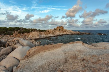 Punta Molentis plajında harika granit kaya oluşumları, güneydoğu sardunyasında, kristal berrak sularla yıkanmış kötü adam.