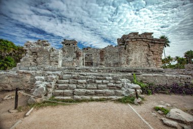 Antik Maya kalıntıları Tulum, Meksika 'da canlı mavi gökyüzüne karşı dimdik ayakta duruyor. Bölgenin zengin tarihi ve kültürünü gözler önüne seriyor.
