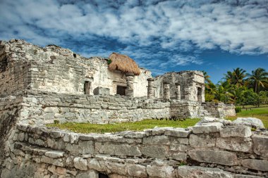 Kısmen restore edilmiş Maya kalıntıları Tulum, Meksika 'daki Karayip Denizi' ne bakan bir uçurumun tepesinde duruyor.