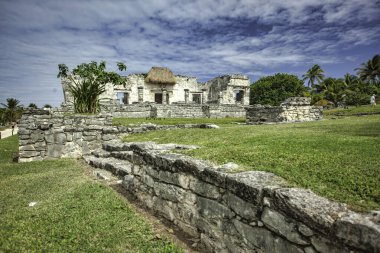 Tulum, Meksika 'daki Maya harabelerinin manzarası antik mimariyi palmiye ağaçları ve Karayip Denizi' ne karşı sergiliyor.