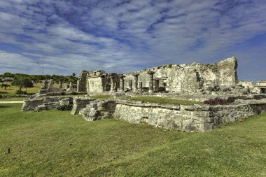 Tulum arkeoloji sahasındaki antik Maya harabelerinin manzarası Quintana Roo, Meksika 'daki Karayip Denizi' ne bakan bir uçuruma tünemişti.
