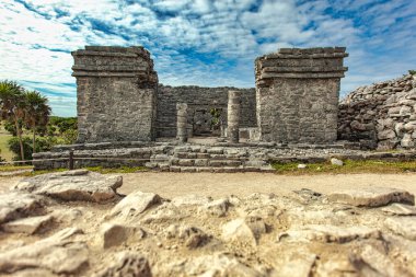 Antik Maya harabeleri bulutlu bir gökyüzüne karşı dimdik ayakta duruyor. Tulum, Meksika 'nın zengin tarihine bir göz atma fırsatı sunuyor.