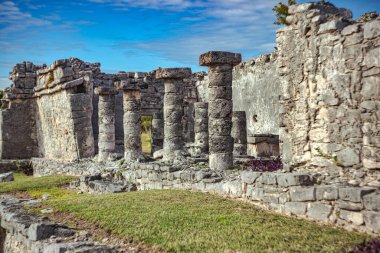 Çöken duvarlar ve yükselen Tulum Maya harabeleri Meksika 'daki eski uygarlığın ve zamanın bir kanıtı olarak duruyor.