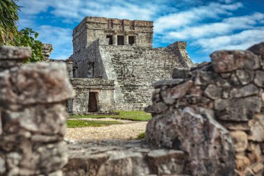 Antik Maya kalıntıları, parlak mavi gökyüzüne karşı dimdik dururlar. Zengin bir tarihe ve büyüleyici bir kültüre bir vasiyet.