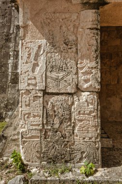 Mayan savaşçılarını ve tanrılarını gösteren karmaşık taş oymalar Meksika 'daki Chichen Iza arkeolojik sahasında bir duvar süslüyor. Bu antik uygarlığın zengin tarihi ve sanatını gözler önüne seriyor.