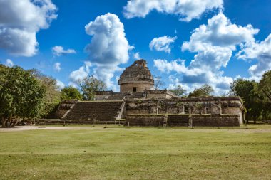 Majestic el caracol rasathanesi, canlı bir gökyüzü altında dikkate değer taş çalışmalarını sergileyen, Chichen itza 'nın antik Maya kalıntıları arasında dimdik ayakta duruyor.