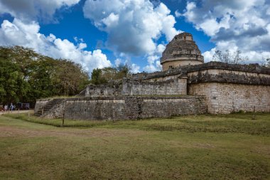 El caracol, antik bir Maya rasathanesi, Meksika, Yucatan 'daki Chichen itza arkeolojik alanı içinde, canlı bir gökyüzünün altında görkemli bir şekilde duruyor.