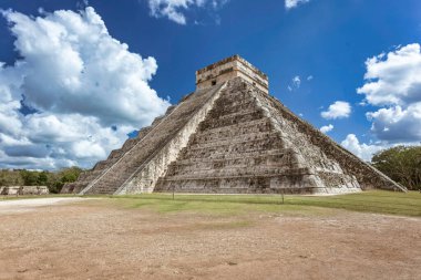 Kukulkan Tapınağı olarak da bilinen El Castillo, Meksika 'nın Chichen Ixico kentindeki Maya uygarlığının zengin tarihini gözler önüne sererek, canlı mavi gökyüzünün altındaki manzaraya hükmediyor.