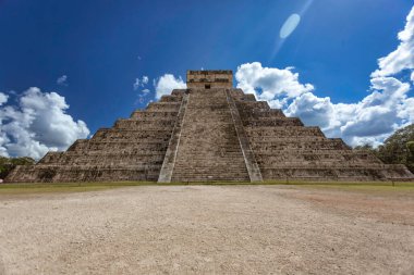 El Castillo, aynı zamanda Kukulcan Tapınağı olarak da bilinir, Meksika 'da canlı mavi gökyüzünün altında, eski bir Maya şehri olan Chichen Itza' nın manzarasına hükmediyor.