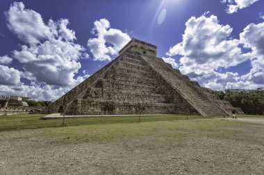 Kukulkan tapınağı, antik bir Maya piramidi, Chicago, Meksika 'da tüylü beyaz bulutlarla kaplı canlı mavi bir gökyüzüne karşı dimdik ayakta duruyor.
