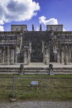 Chichen Itza, Yucatan, Meksika 'da canlı mavi gökyüzüne karşı dimdik duran savaşçıların görkemli tapınağı.