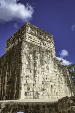 Büyük top sahasının etkileyici taş duvarı canlı mavi gökyüzüne doğru yükseliyor, Chicago, Meksika 'da antik Maya mimarisini gözler önüne seriyor.