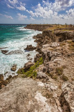 Okyanus dalgaları Meksika 'da güzel bir ada olan Isla Mujeres' e çarpıp dramatik bir deniz manzarası yaratıyor.