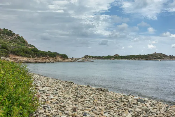 Punta molentis plajı kötü adam, sardunya 'da, bereketli bitki örtüsü ve dramatik kayalarla çevrili, çakıl taşı kıyılarına çarpan çarpıcı turkuaz sulara sahiptir.
