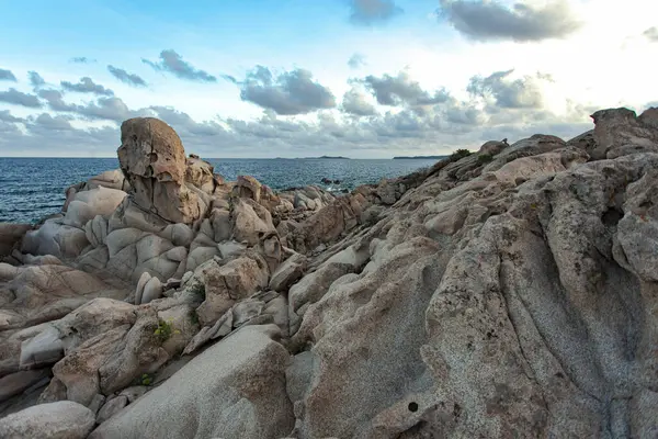 Erotik granit kayalar, doğanın oyduğu Punta molentis plajının kötü adam, sardunya ve İtalya 'daki manzarasını karakterize eder.