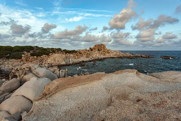Punta Molentis plajında harika granit kaya oluşumları, güneydoğu sardunyasında, kristal berrak sularla yıkanmış kötü adam.