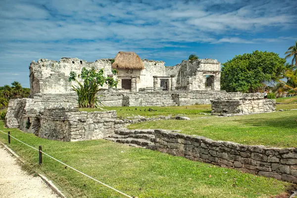 Tulum, Meksika 'daki antik Maya harabelerinin manzarası bölgenin zengin tarihi ve kültürünü gözler önüne seriyor.