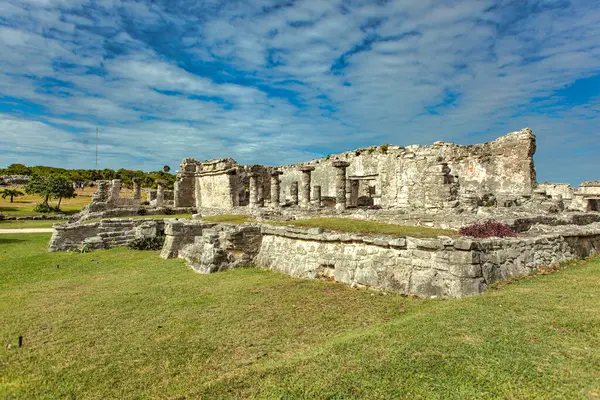 Tulum arkeoloji sahasındaki antik Maya harabelerinin manzarası Quintana Roo, Meksika 'daki Karayip Denizi' ne bakan bir uçuruma tünemişti.