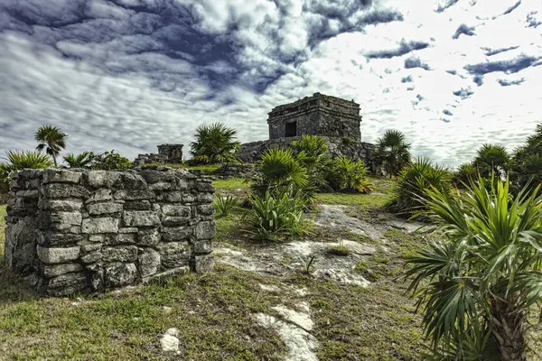 Tulum, Meksika 'daki antik Maya harabelerinin manzarası sitenin tarihsel önemini ve doğal güzelliğini gözler önüne seriyor.