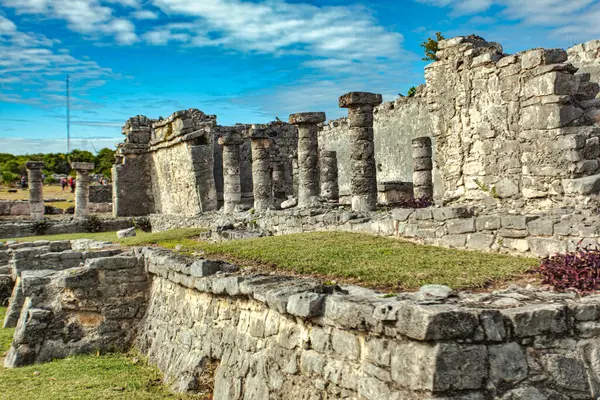 Parçalanmış duvarlar ve sütunlar, Meksika 'daki Tulum arkeoloji sahasında bir zamanların en büyük Maya uygarlığının kalıntıları olarak duruyor.