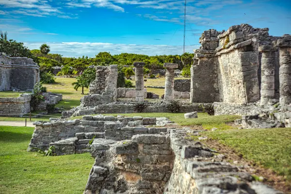 Çöken Maya kalıntıları Tulum, Meksika 'daki yemyeşil bir araziye tepeden bakan antik medeniyetin mimari hünerini gözler önüne seriyor.