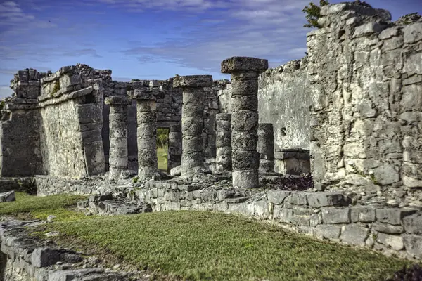 Çöken duvarlar ve yükselen Tulum Maya harabeleri Meksika 'daki eski uygarlığın ve zamanın bir kanıtı olarak duruyor.