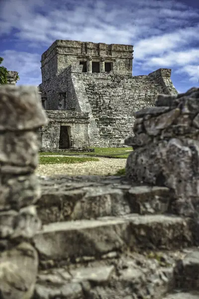Antik Maya harabeleri parlak mavi gökyüzüne karşı dimdik dururlar. Tulum, Meksika 'nın zengin tarihi ve kültürüne şöyle bir göz atarlar.