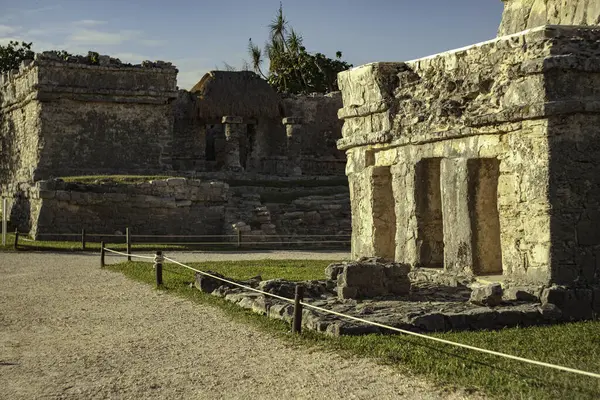 Yucatan yarımadasında popüler bir turizm merkezi olan Tulum arkeoloji sahasındaki antik Maya kalıntılarının manzarası