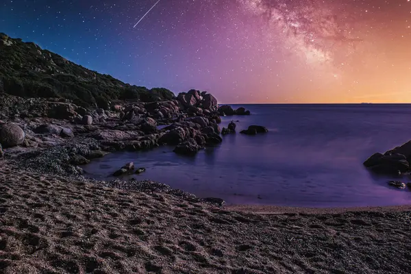İtalya, Sardunya 'daki Capo Ferrato Sahili gece kayan yıldızlarla aydınlatılıyor.