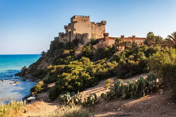 Castello di Falconara 'nın manzaralı manzarası. Akdeniz' in berrak mavi sularına bakan bir uçuruma tünemiş tarihi bir kale. Sicilya, İtalya.