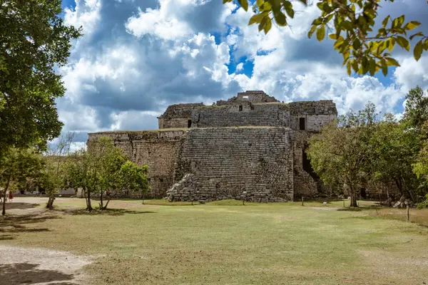 Majestic Maya rasathanesi el caracol bulutlu gökyüzüne karşı dimdik duruyor, Meksika, Chichen itza 'da yemyeşil alanda antik mimariyi sergiliyor.