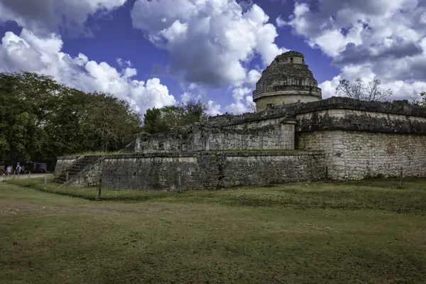 El caracol, antik bir Maya rasathanesi, Meksika, Yucatan 'daki Chichen itza arkeolojik alanı içinde, canlı bir gökyüzünün altında görkemli bir şekilde duruyor.