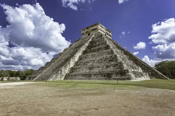 Kukulkan Tapınağı olarak da bilinen El Castillo, Meksika 'nın Chichen Ixico kentindeki Maya uygarlığının zengin tarihini gözler önüne sererek, canlı mavi gökyüzünün altındaki manzaraya hükmediyor.