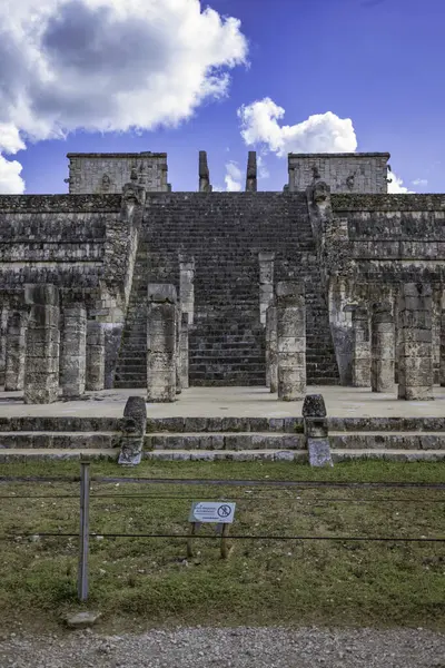 Chichen Itza, Yucatan, Meksika 'da canlı mavi gökyüzüne karşı dimdik duran savaşçıların görkemli tapınağı.