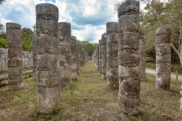 Yucatan, Meksika 'daki Maya arkeolojik sahasındaki binlerce sütunluk etkileyici grubun perspektif görüntüsü
