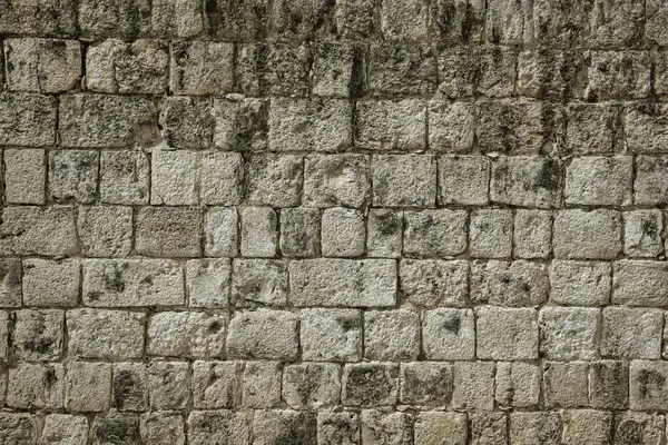 Meksika 'daki Chichen Itza' nın tarihi alanının dokusunu ve işçiliğini sergileyen antik bir Maya taş duvarının yakın görüntüsü.