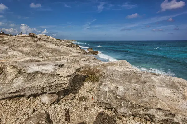 Kayalık kıyı şeridinin nefes kesici manzarası Karayip Denizi 'nin canlı turkuaz sularıyla buluşması Isla Mujeres, Meksika, tropik bir cennet.